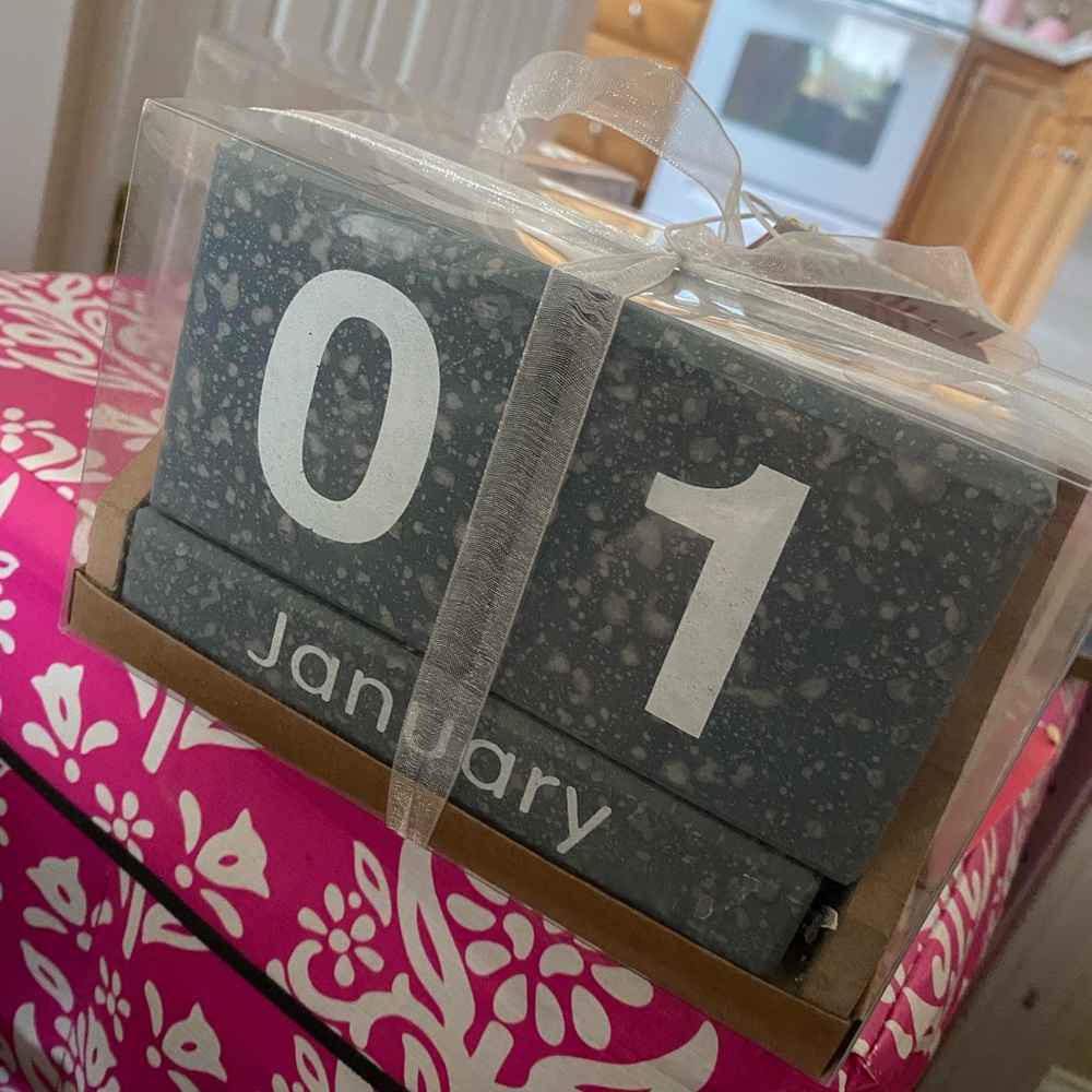 FIRST OFFER GETS IT New in block clock